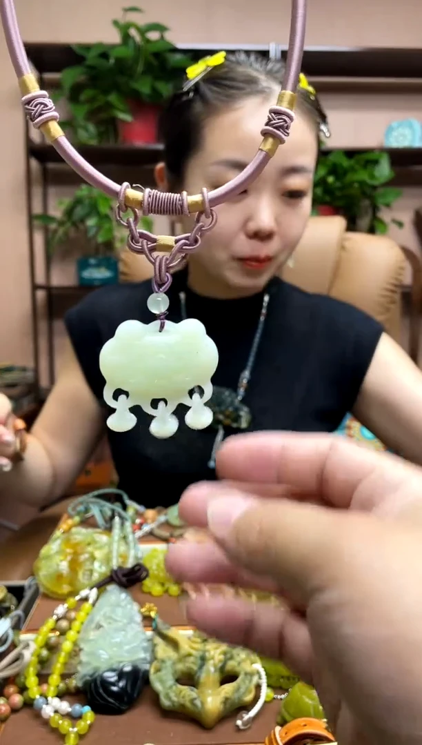未镶嵌岫玉吊坠·