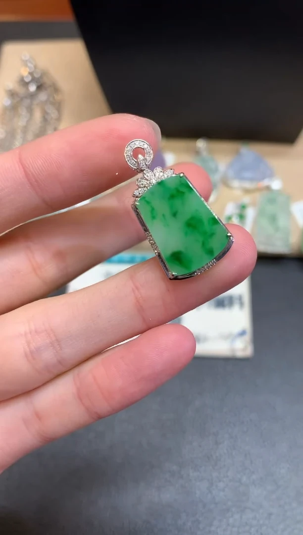 【闪购商品】翡翠颈饰18K金镶嵌无事牌【无服务费】