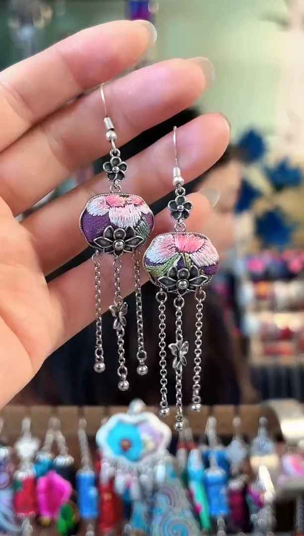 彩云南阁非遗老绣饰品435*