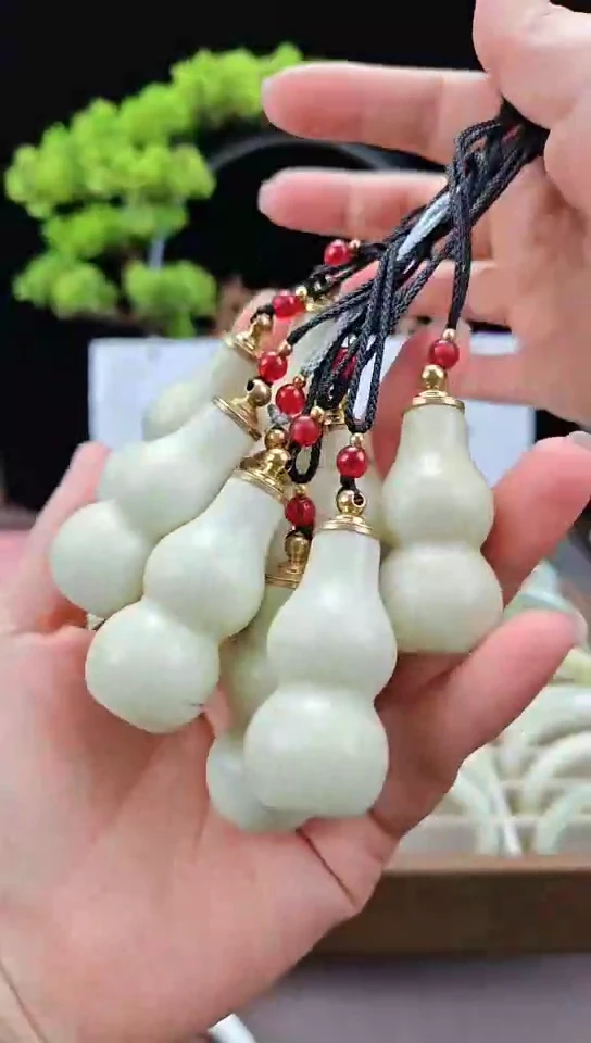 蛇纹石玉未镶嵌吊坠(赠链)葫芦