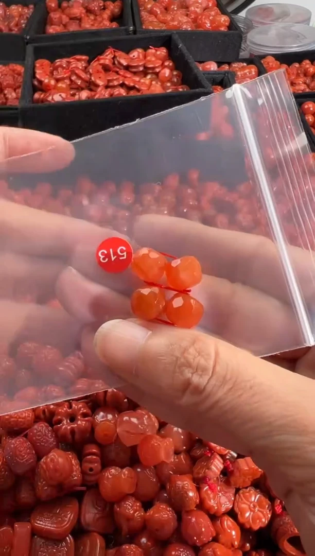 南红玛瑙未镶嵌颈饰1