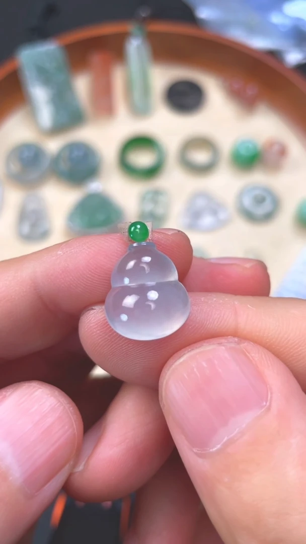 翡翠裸石未镶嵌40号冰种葫芦带冰绿顶珠/杜