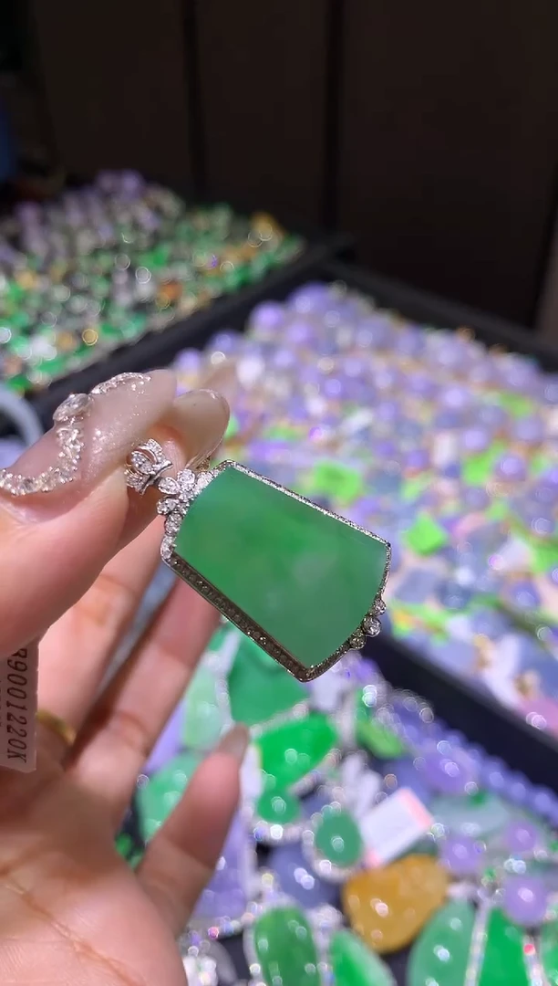 【闪购商品】翡翠吊坠(不含链)18K金镶嵌无事牌