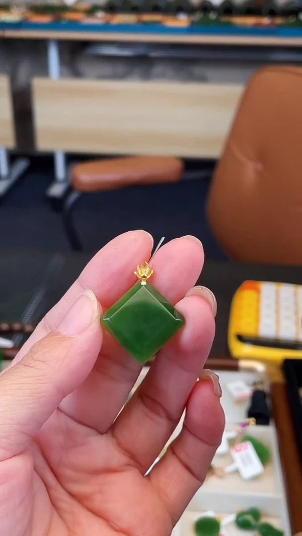 颈饰18K金镶嵌和田玉方糖
