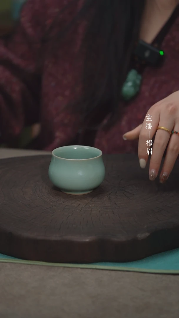 【闪购商品】佛肚杯（无纹）（微瑕君子汝瓷章款）-眉
