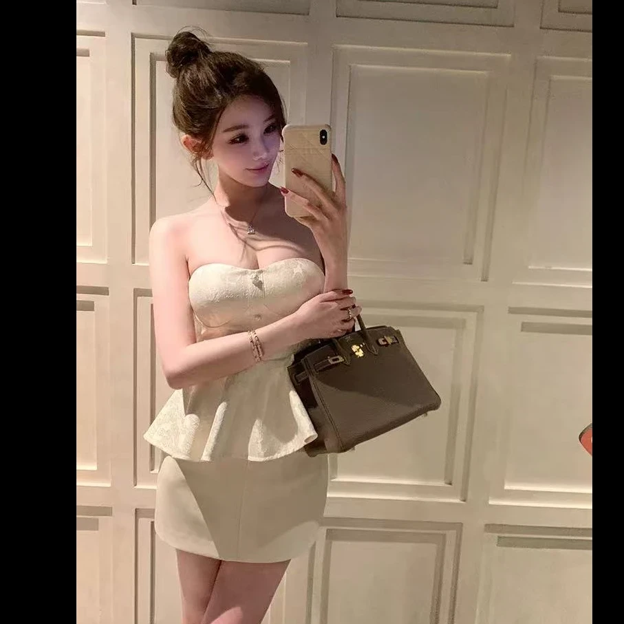 卢浮宫私宴  法式轻奢贵气浮雕收腰蓬蓬抹胸上衣配显瘦高腰半身裙