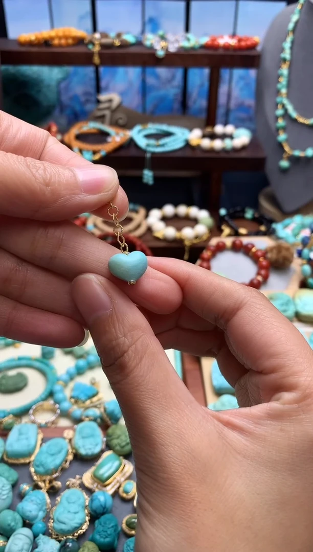 18K金镶嵌绿松石挂件屁桃滴流