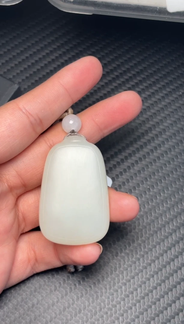 吊坠(赠链)未镶嵌和田玉黑山微色差吊坠j