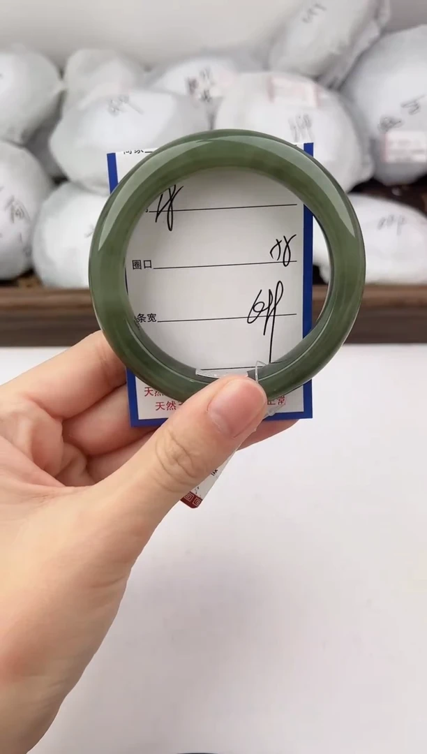 未镶嵌手镯和田玉18颜色微差无瑕疵