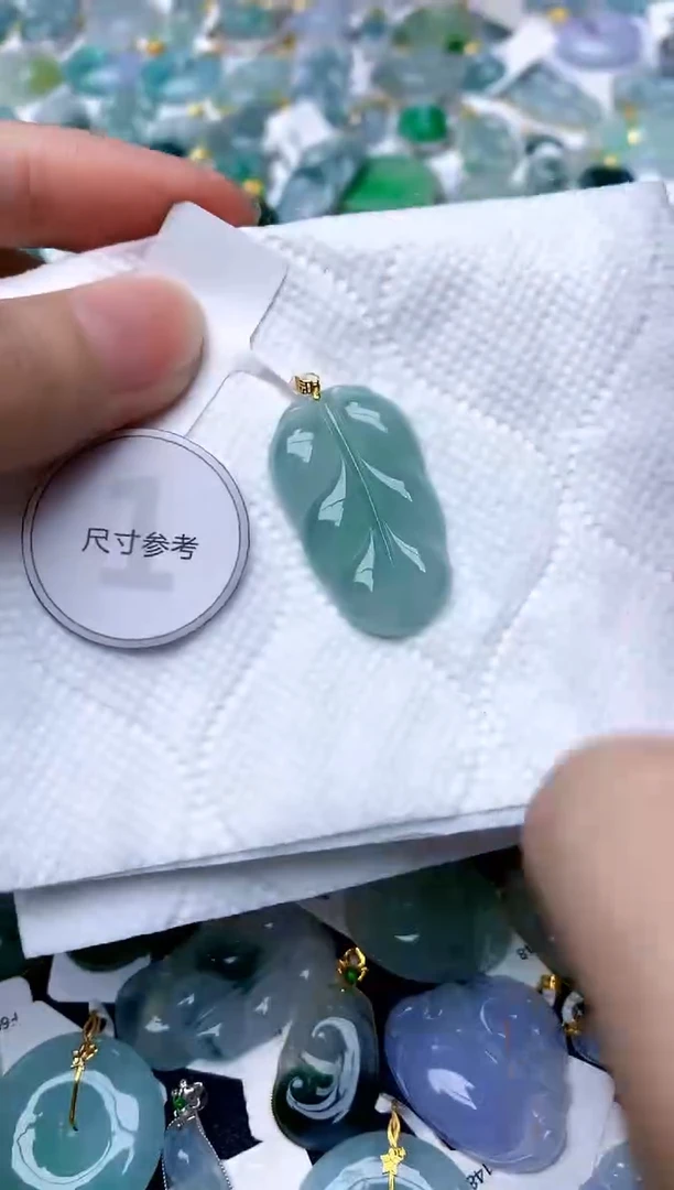 颈饰18K金镶嵌翡翠天然A货翡翠