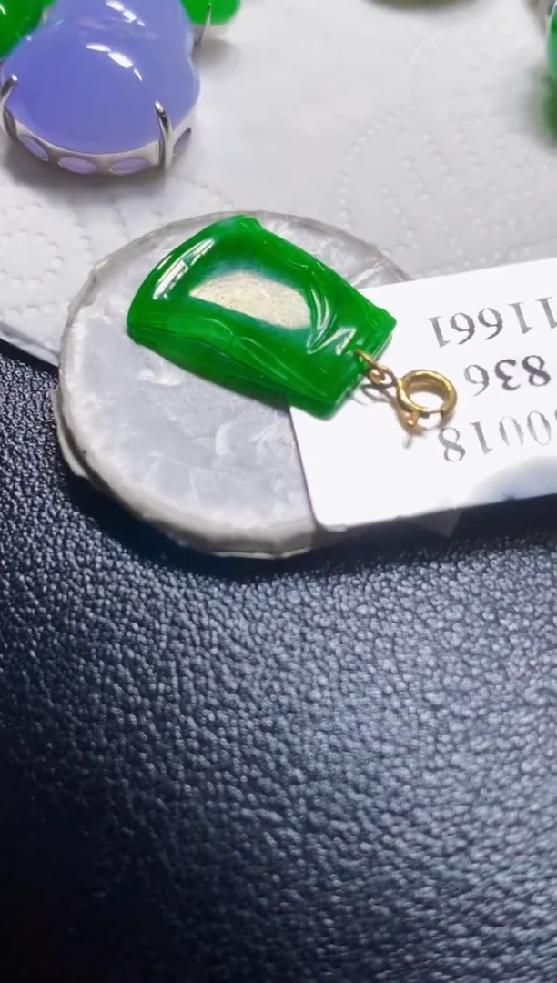 颈饰18K金镶嵌翡翠竹子