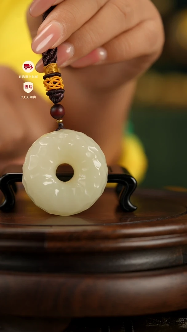 云南石竹叶青雕刻：千锤百炼平安扣