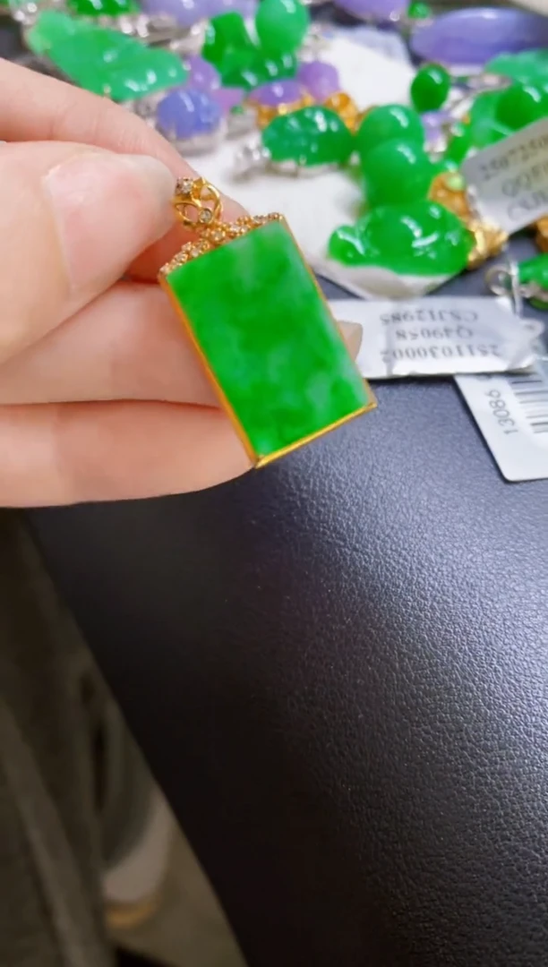 颈饰18K金镶嵌翡翠无事牌