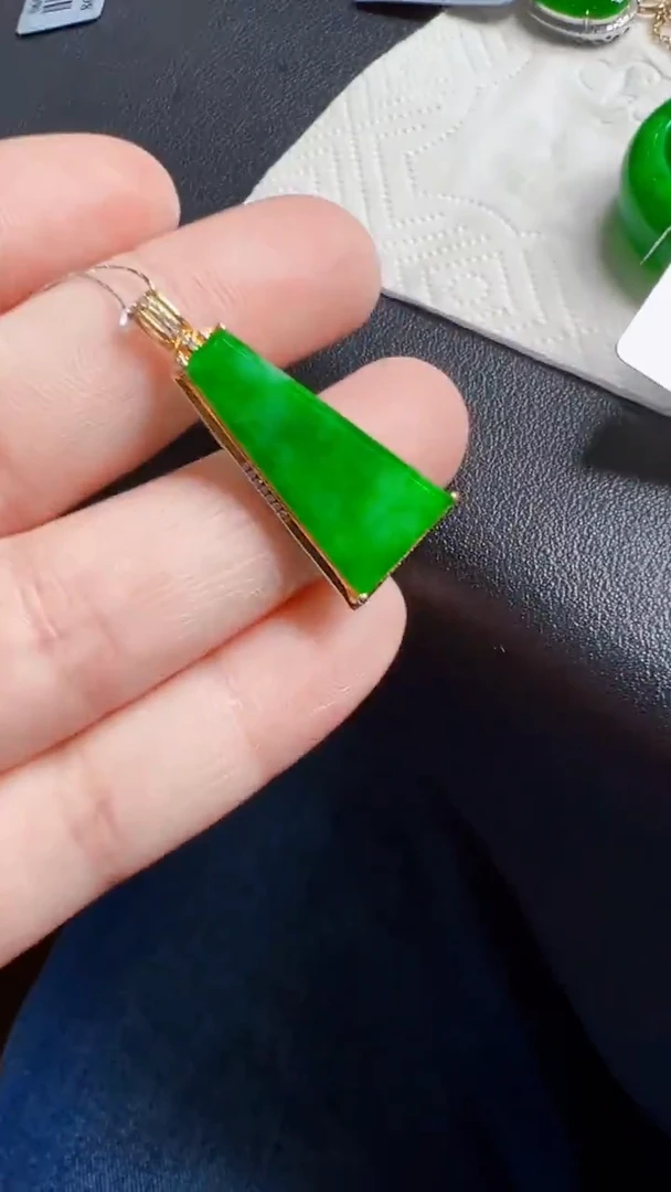 颈饰18K金镶嵌翡翠无事牌