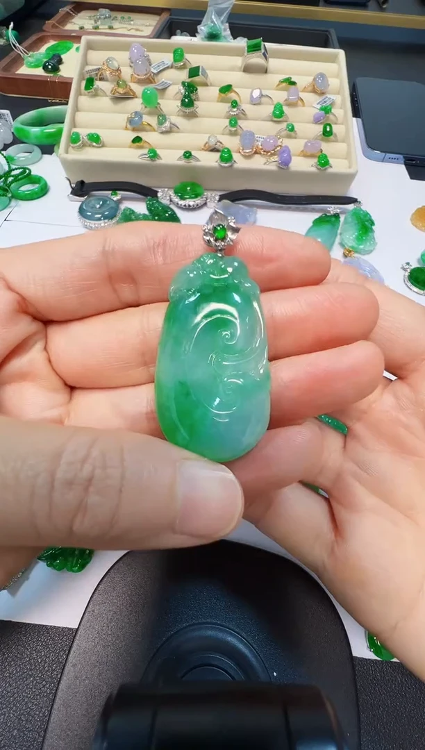 吊坠(不含链)18K金镶嵌翡翠6800