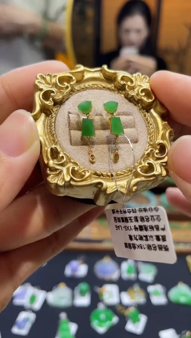 颈饰18K金镶嵌翡翠耳钉