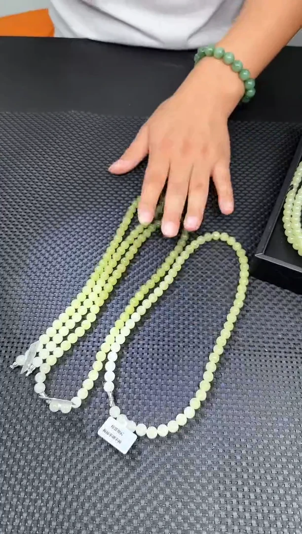 项链未镶嵌和田玉一条，约8mm，多样性发一件