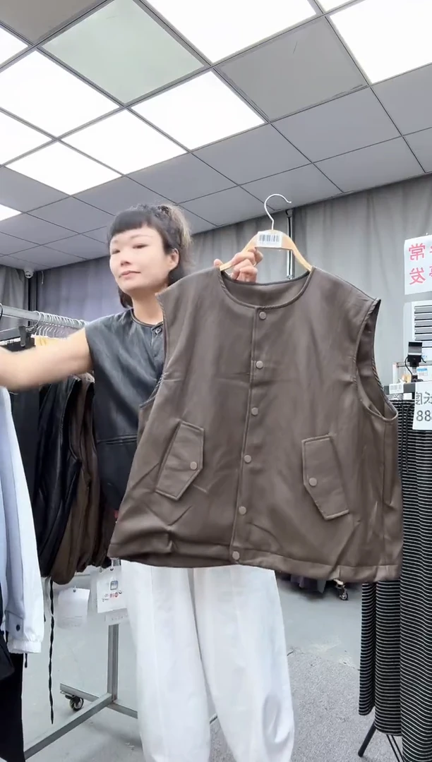 单马甲   大哥家漂亮衣服漂亮颜色