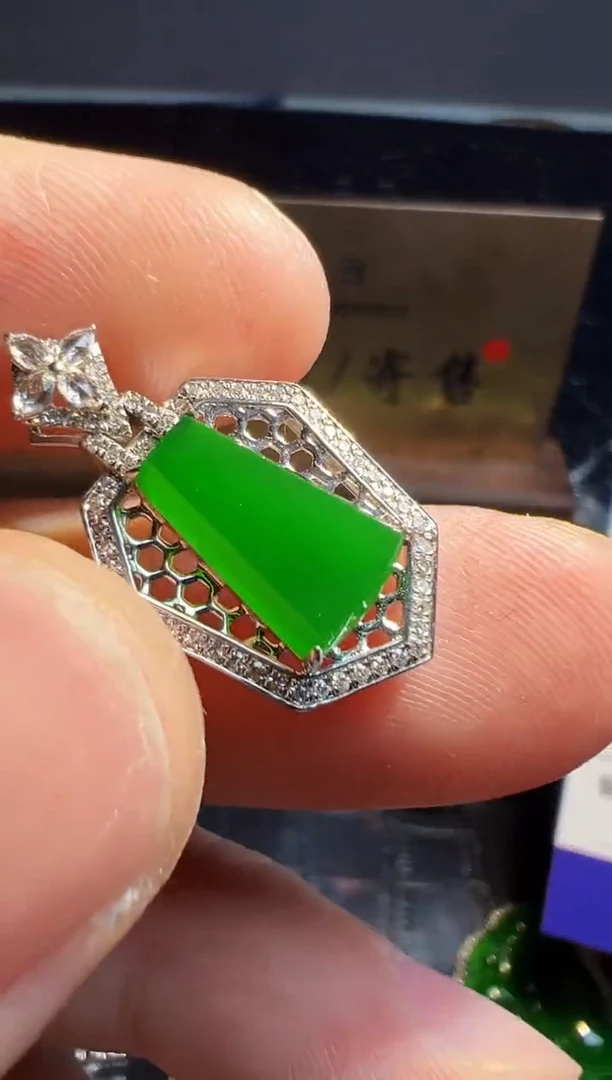 【闪购商品】翡翠颈饰18K金镶嵌翡翠回流