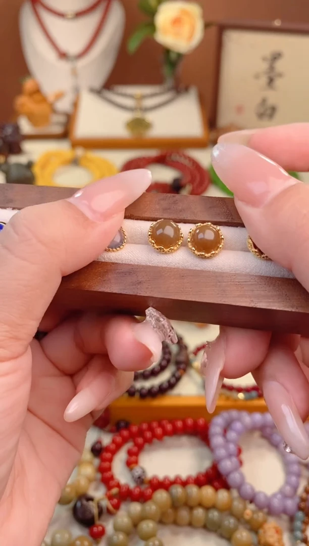 【闪购商品】和田玉耳饰银S925镀金镶嵌太阳花糖玉一对（多样性发一