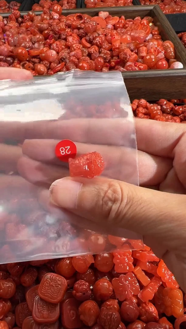 南红玛瑙未镶嵌颈饰1