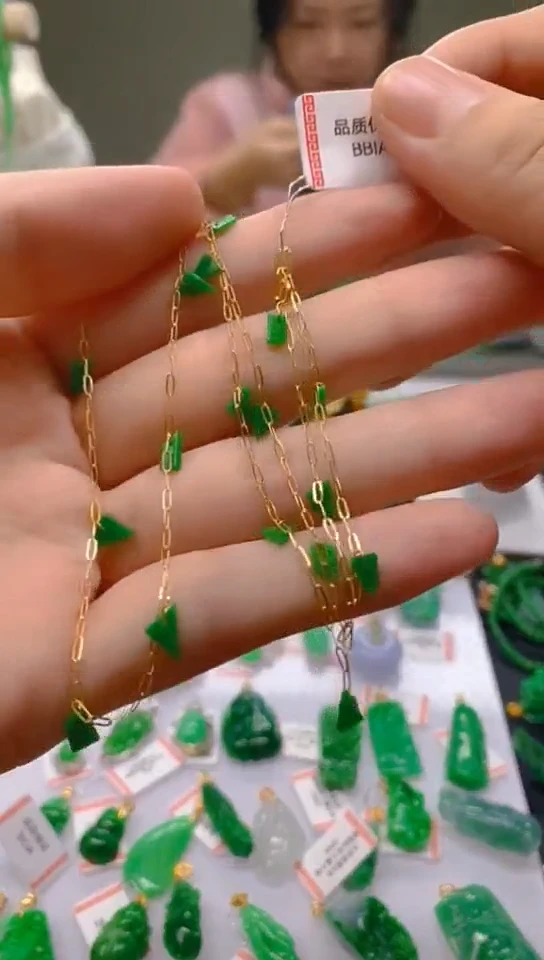 【闪购商品】翡翠颈饰18K金镶嵌天然翡翠a货，一物一证