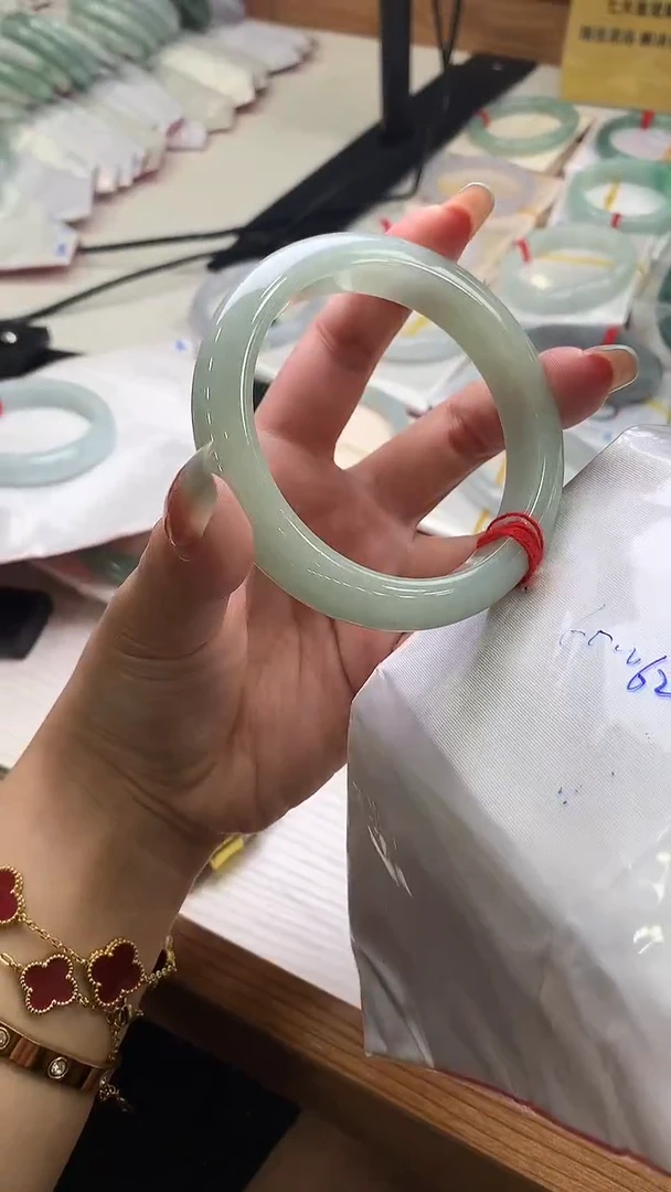 翡翠手镯未镶嵌绿底圆条61 62 6