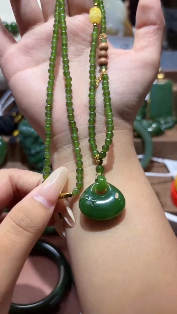 颈饰未镶嵌和田玉（碧玉）1