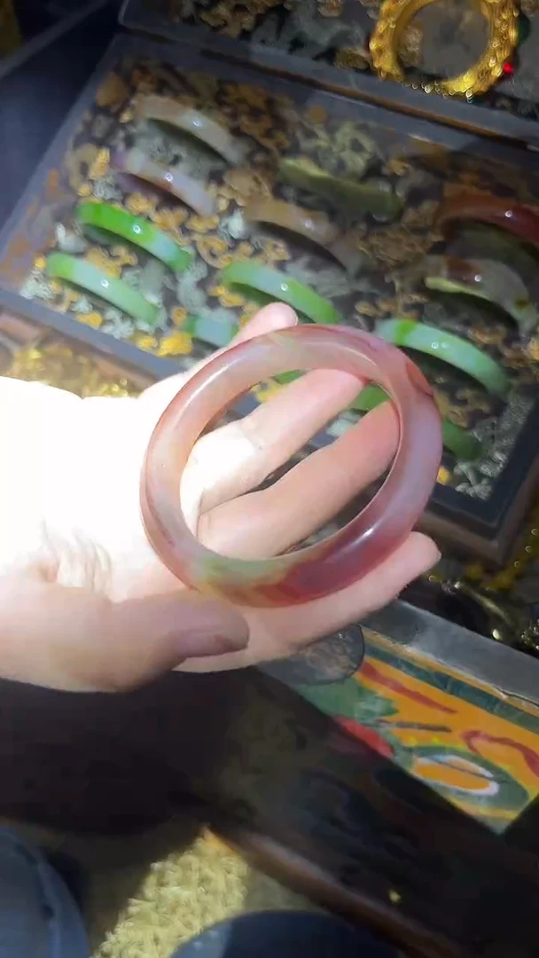 和田玉手镯未镶嵌一对飘血一对飘绿