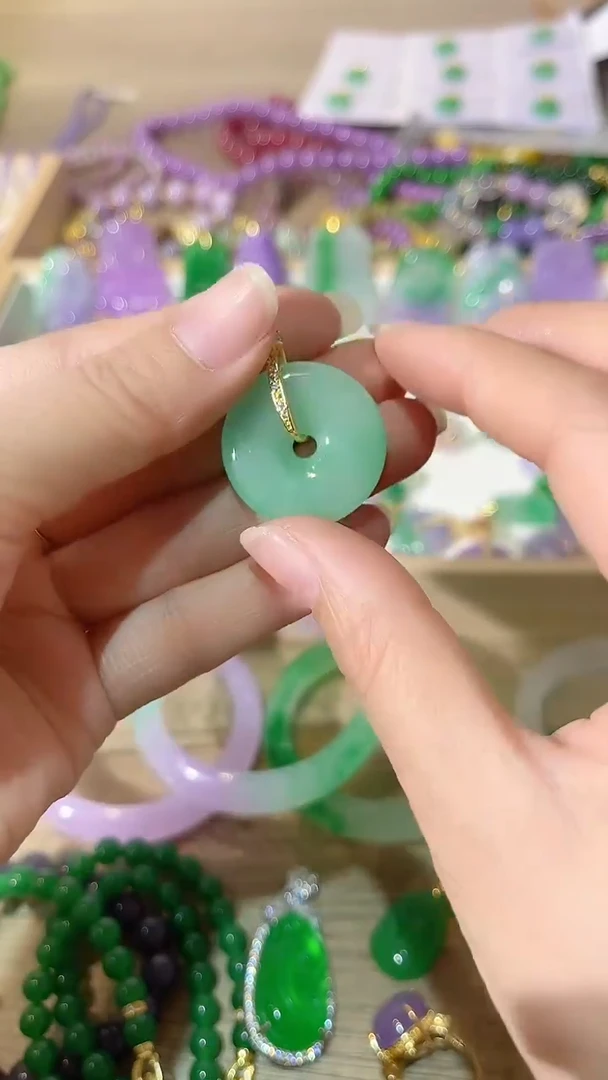 颈饰未镶嵌石英质玉甜绿平安扣