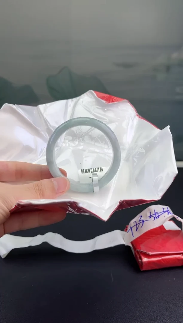 翡翠手镯未镶嵌翡翠手镯