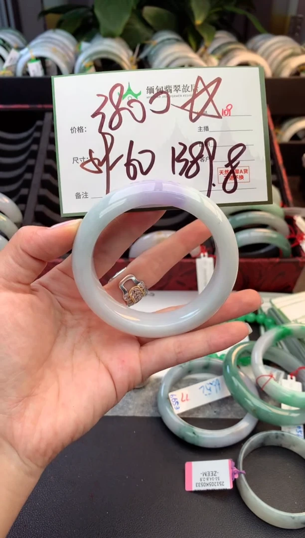 未镶嵌定制翡翠毛货需精细抛光+多人