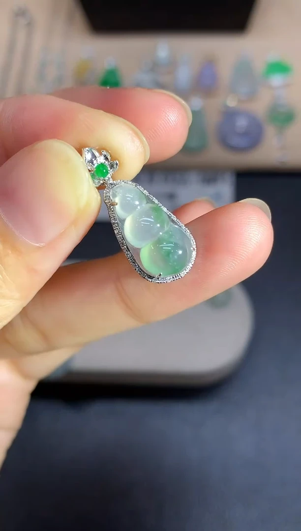 颈饰18K金镶嵌翡翠福豆【无服务费