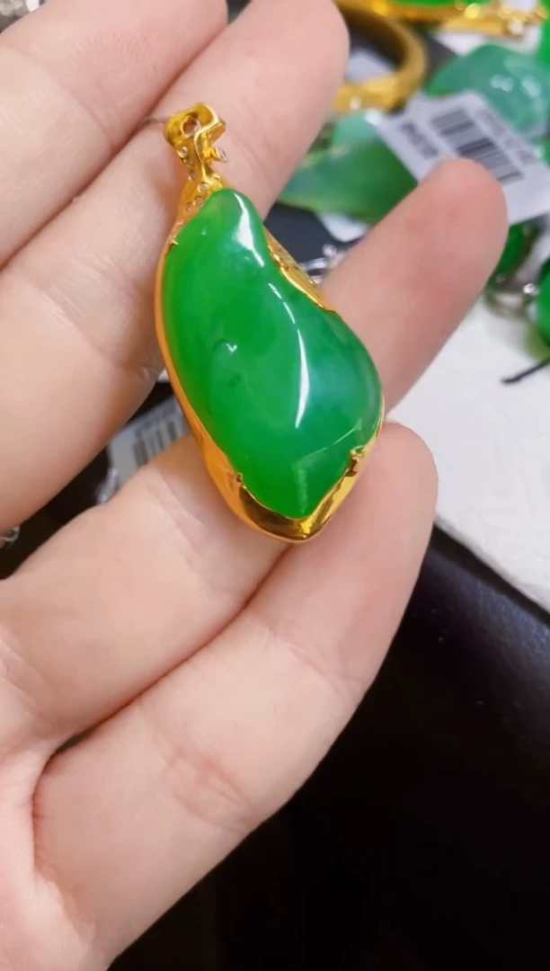 颈饰18K金镶嵌翡翠小*筒随型