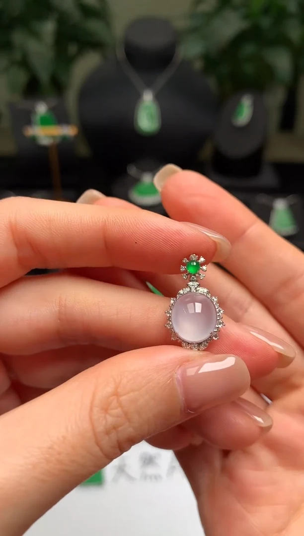 颈饰18K金镶嵌翡翠冰蛋