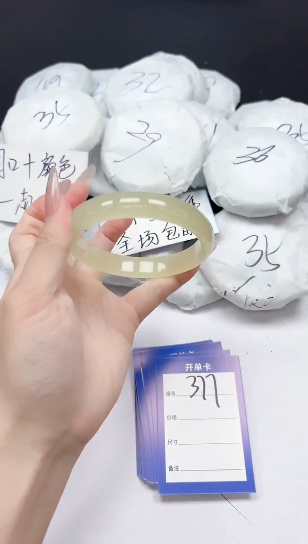 未镶嵌手镯石英质玉377/61