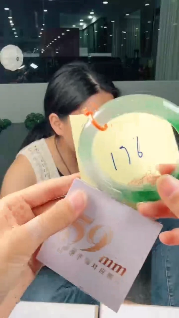 未镶嵌手镯石英质玉（非洲翠）有天然洒金亮片/矿点/棉线176