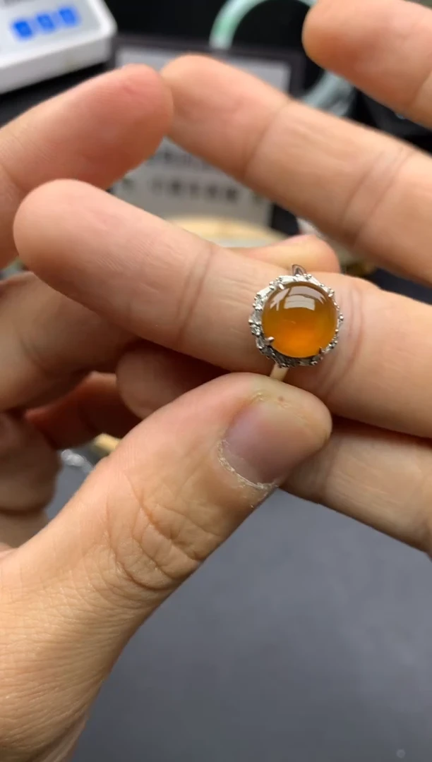 18K金镶嵌戒指翡翠寄售不退换