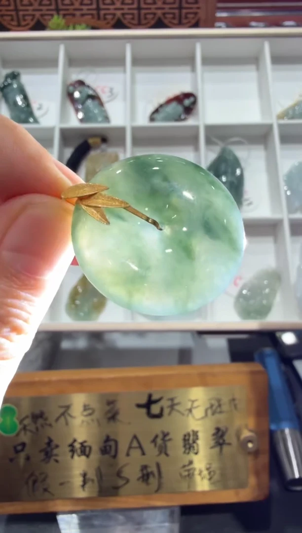 18K金镶嵌挂件翡翠A货翡翠多样性孤品