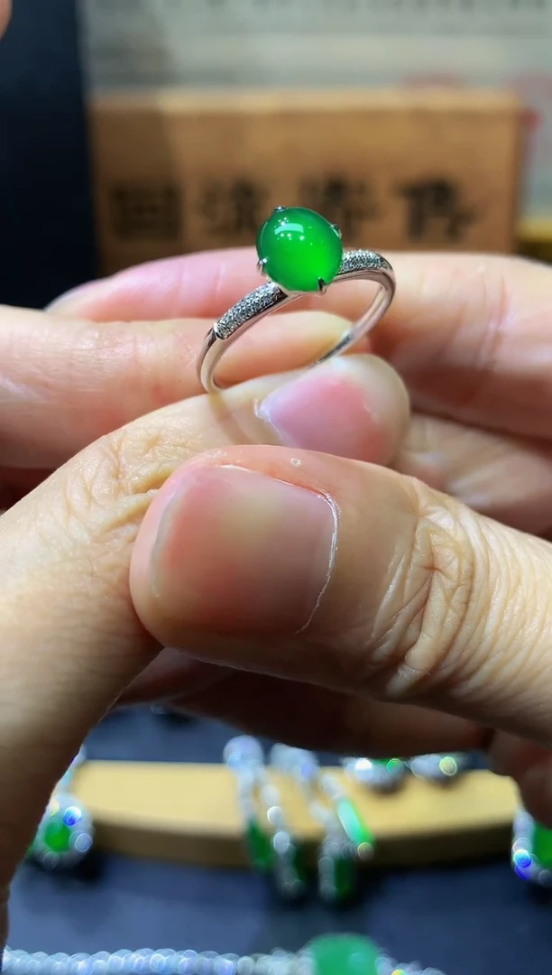 18K金镶嵌戒指翡翠团购