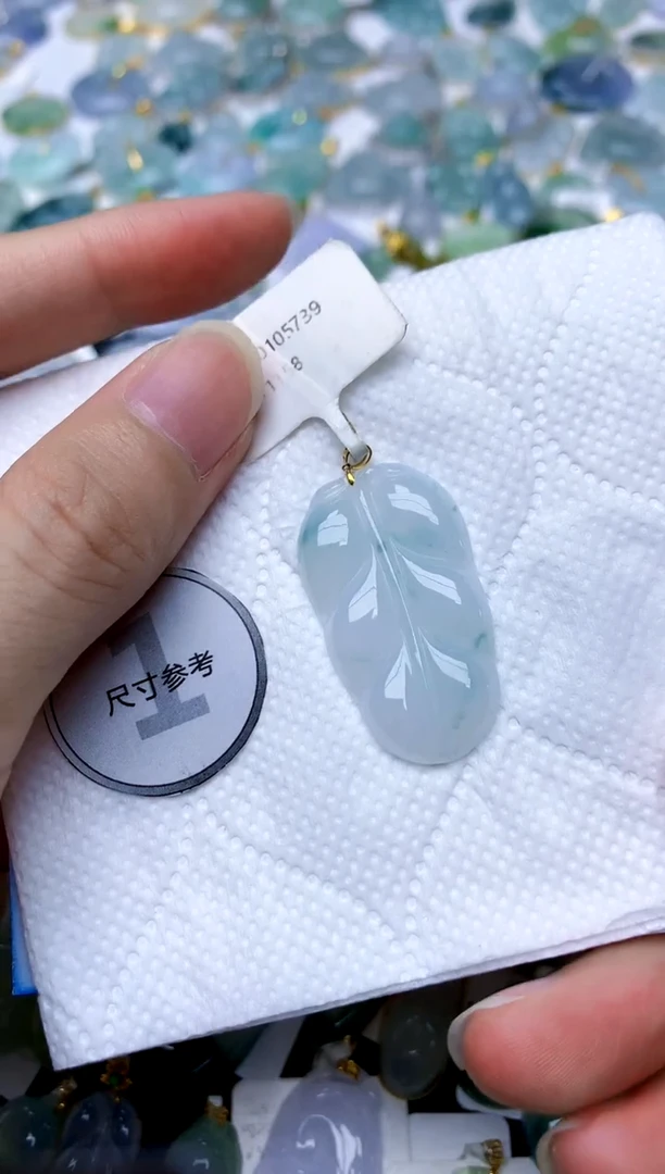 颈饰18K金镶嵌翡翠天然A货翡翠