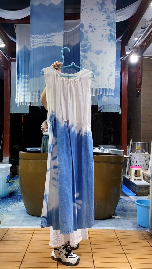 云浅蓝深 扎染服装 腰部木珠背心裙 压花