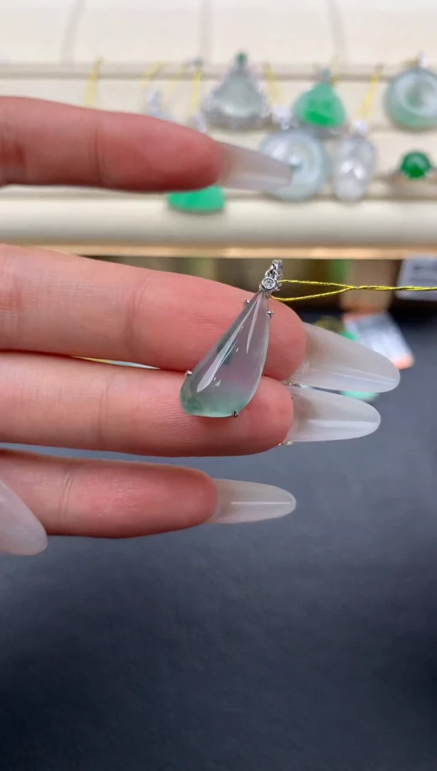 翡翠18K金镶嵌颈饰A654