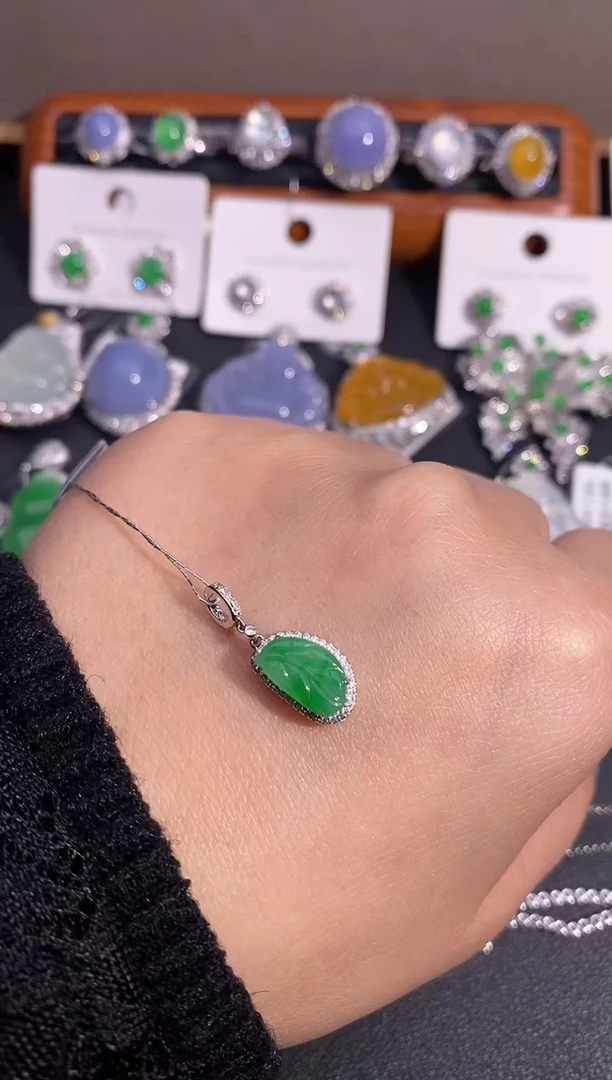 【闪购商品】翡翠颈饰18K金镶嵌吊坠