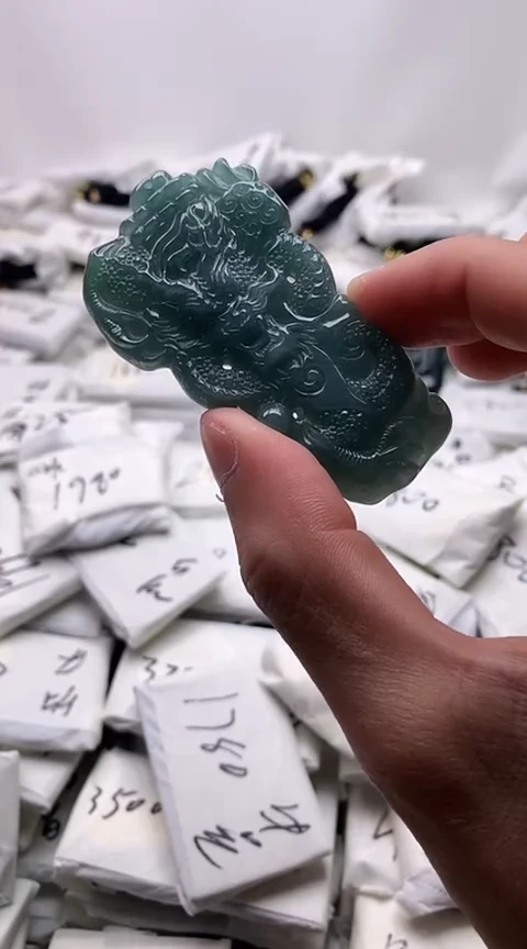 翡翠未镶嵌颈饰龙柱