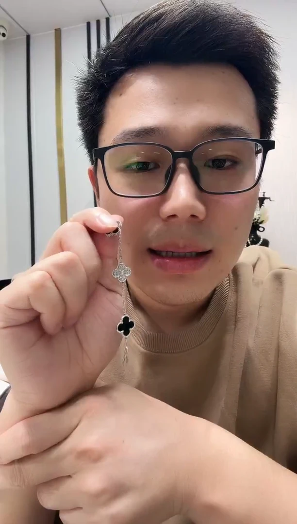 18K金镶嵌手链钻石大*?熊猫手链