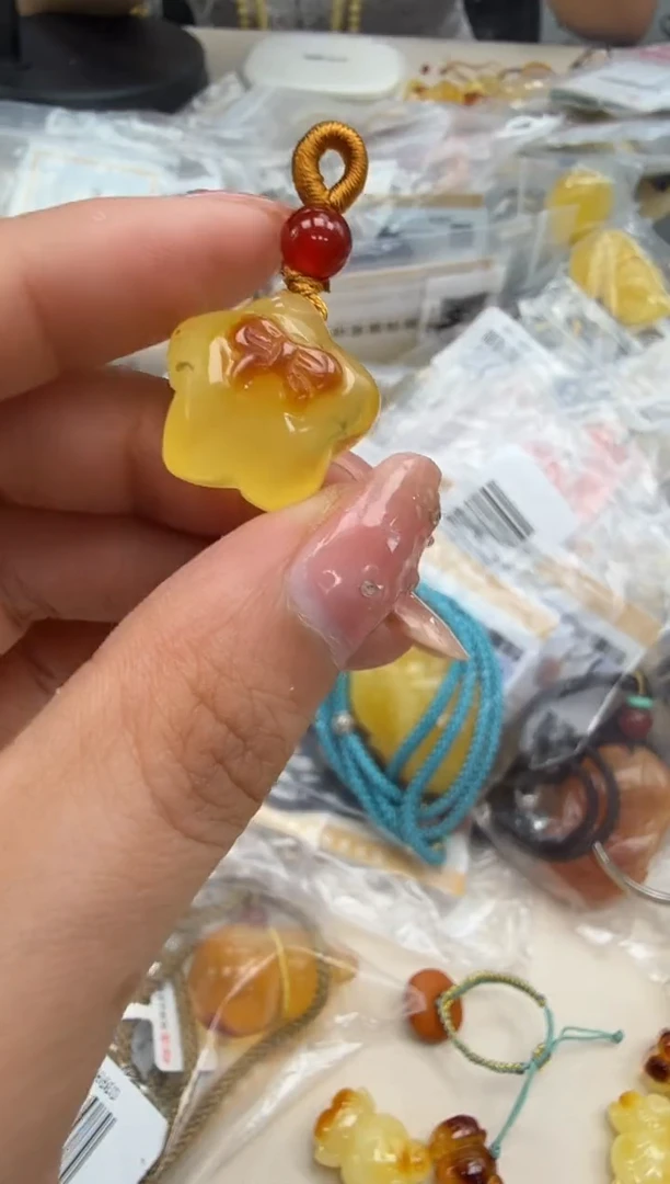 未镶嵌琥珀裸石如图