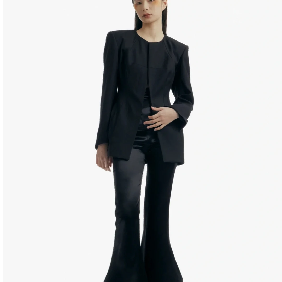 以类设计师品牌ZHONGZIXIN 立体多裁片西装气质时尚黑色设计28012