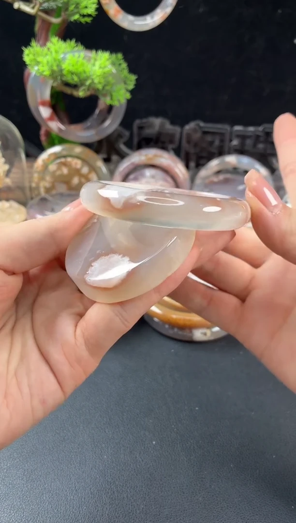 未镶嵌手镯（圆镯）石英质玉53