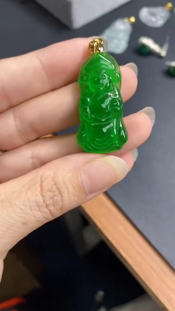 翡翠未镶嵌吊坠(赠链)140